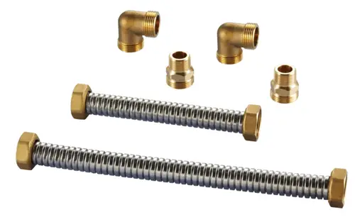 Verbindungsset von Oventrop bestehend aus zwei gewellten flexiblen Rohren und mehreren Messingfittings in verschiedenen Formen zur Verbindung von Heizungsinstallationen.